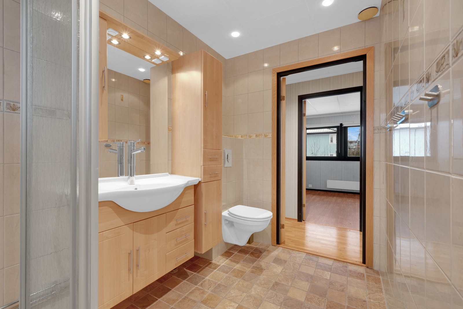 Det er varmekabler i gulv. Badet fungerer, men fremtidig oppgradering må påregnes. Galleribilde