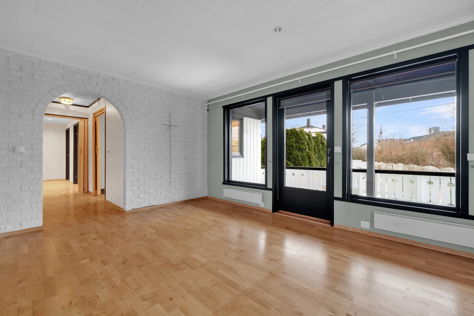 Rommets utforming gir fleksible møbleringsmuligheter med plass til både sofagruppe og spisebord Galleribilde