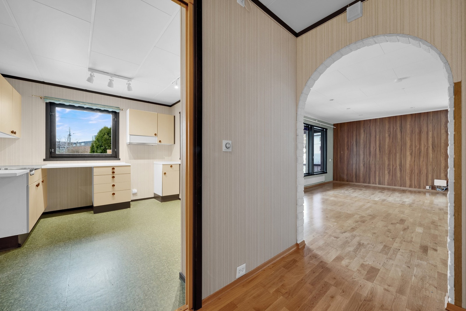 Tilliggende stuen er kjøkkenet. Galleribilde