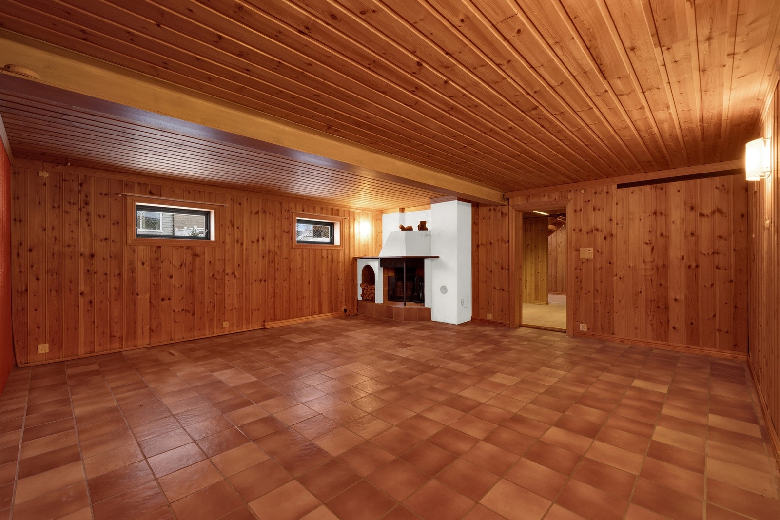 Det foreligger en tillatelse til bruksendring av kjelleren. Tillatelsen omfatter etablering av bad, kjellerstue, kjellerstue/kontor og to soverom, samt nye og utvidede vindusåpninger og skyvedør. Tiltaket er ikke utført, men gir ny eier en attraktiv utvik Galleribilde