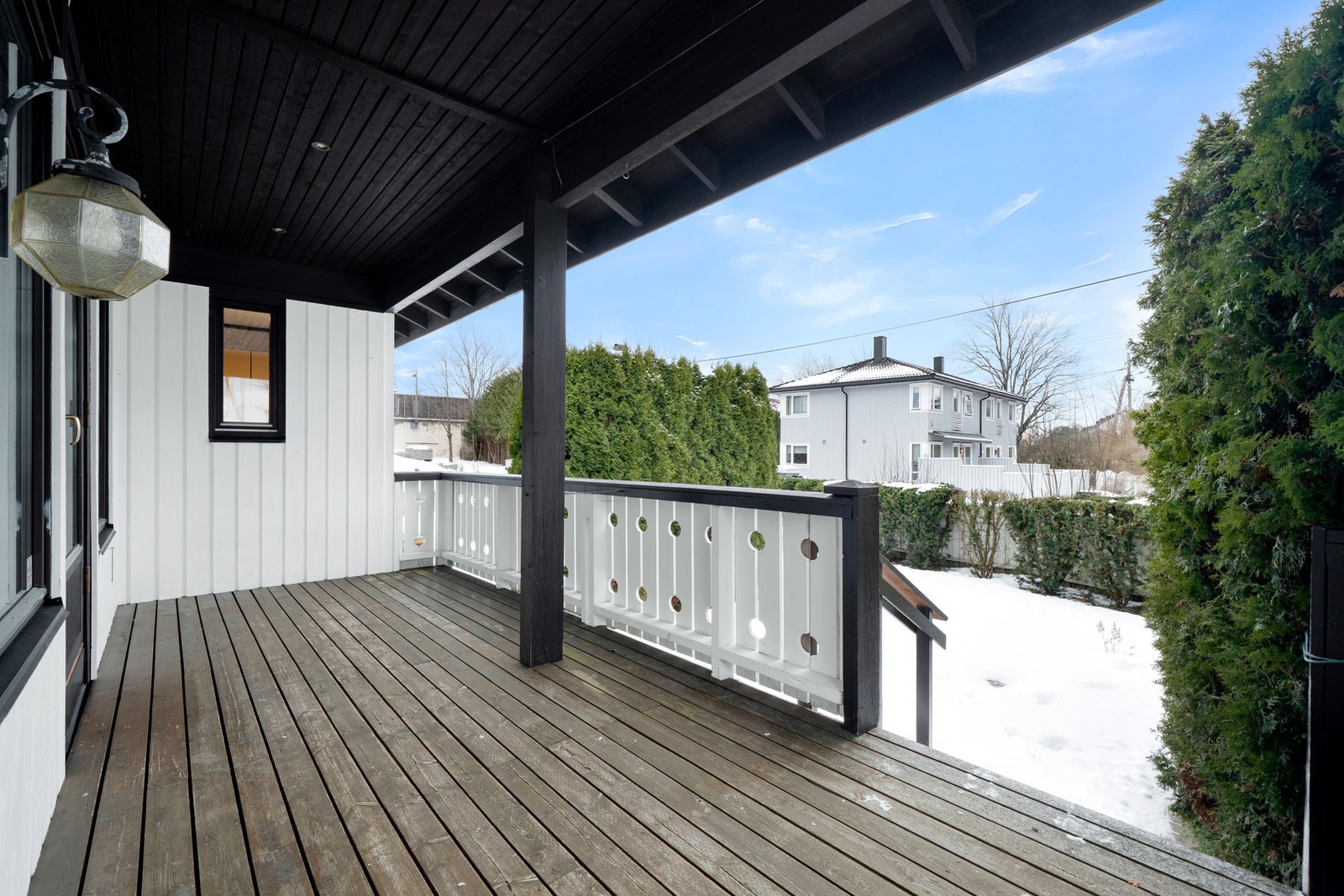 Terrassen gir en skjermet uteplass med utsyn mot hage og nærområde, og fungerer godt som forlengelse av oppholdsrommet i sommerhalvåret. Galleribilde