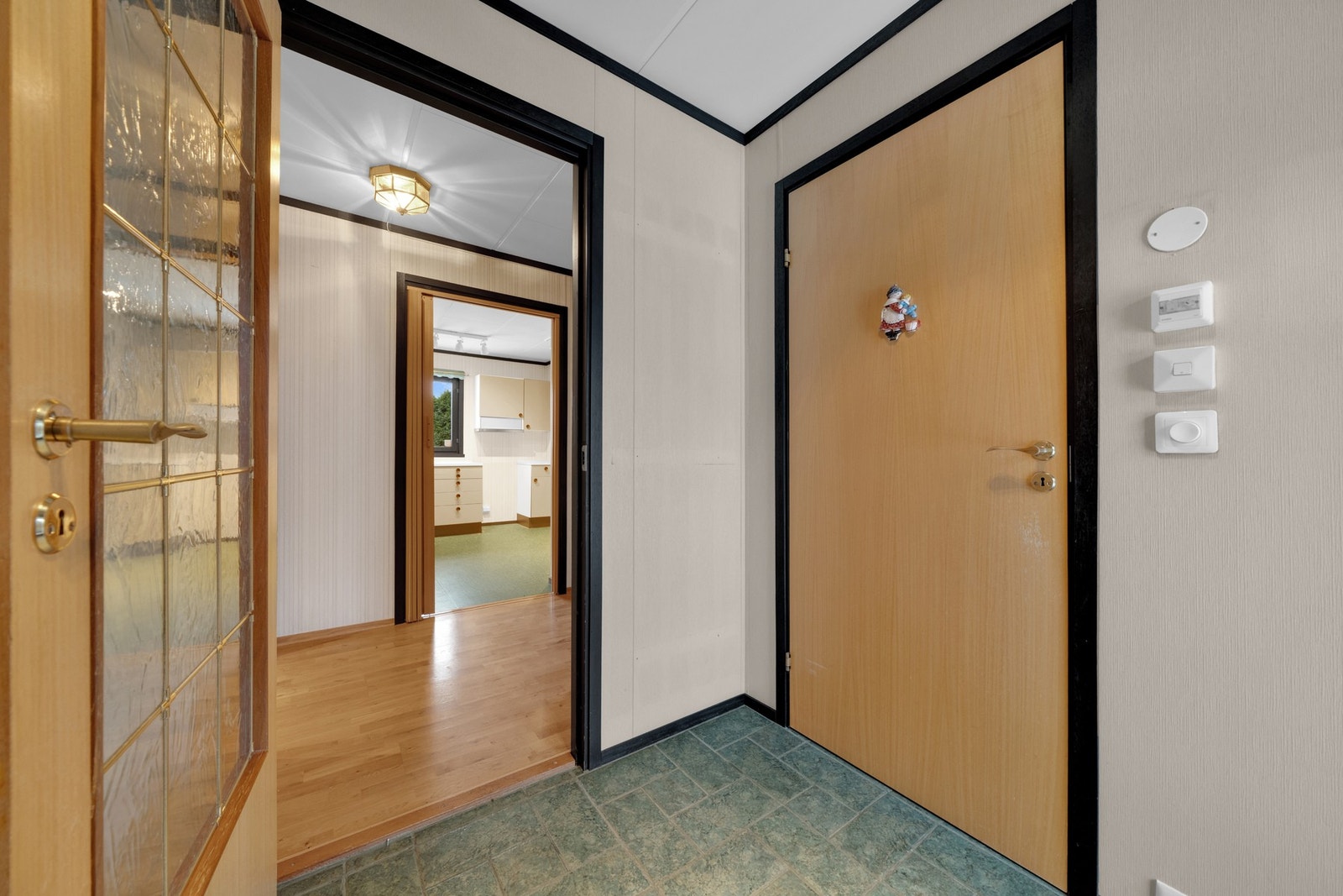 Gangarealet fungerer som et naturlig bindeledd mellom boligens oppholdsrom og soveromsavdeling, og gir plass til garderobeløsninger. Galleribilde