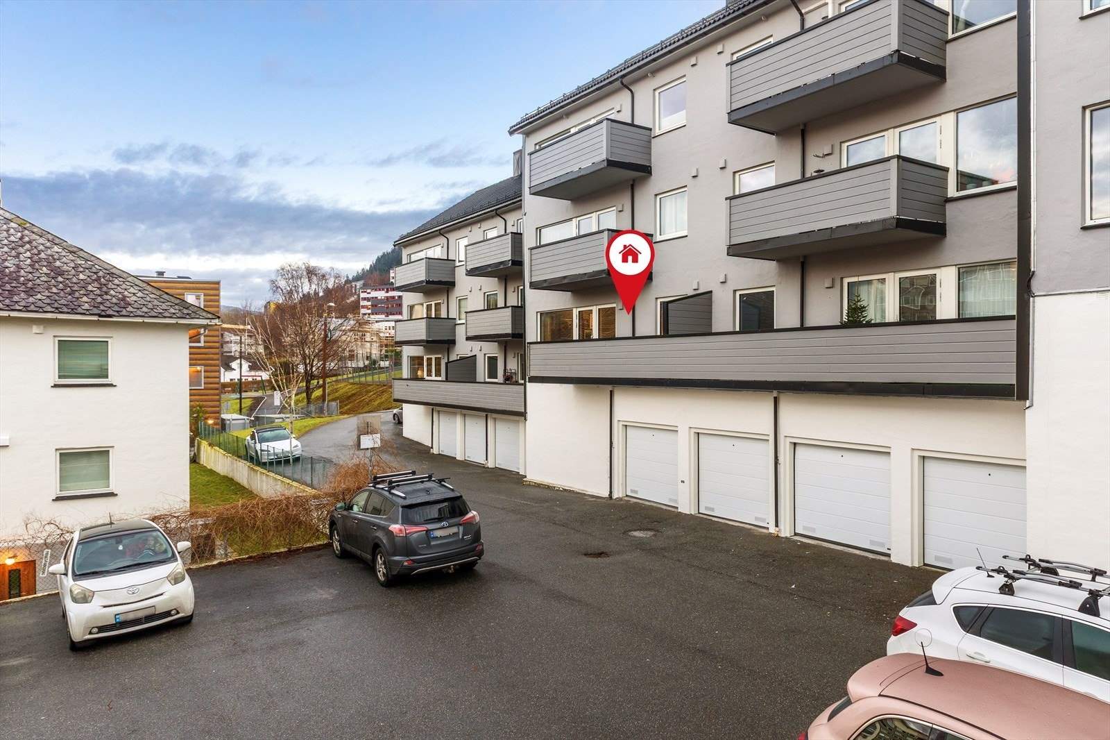 Utenfor boligen kommer du til sameiets felles parkeringsplass. Galleribilde