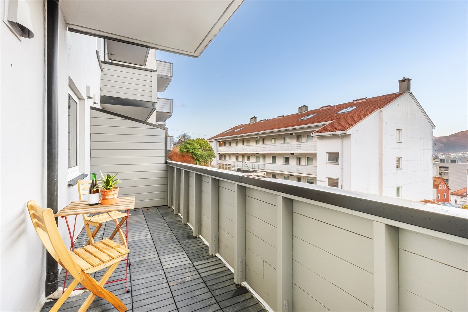 Her kan du nyte morgenkaffen under tak hele året og se mot byfjellene. Galleribilde