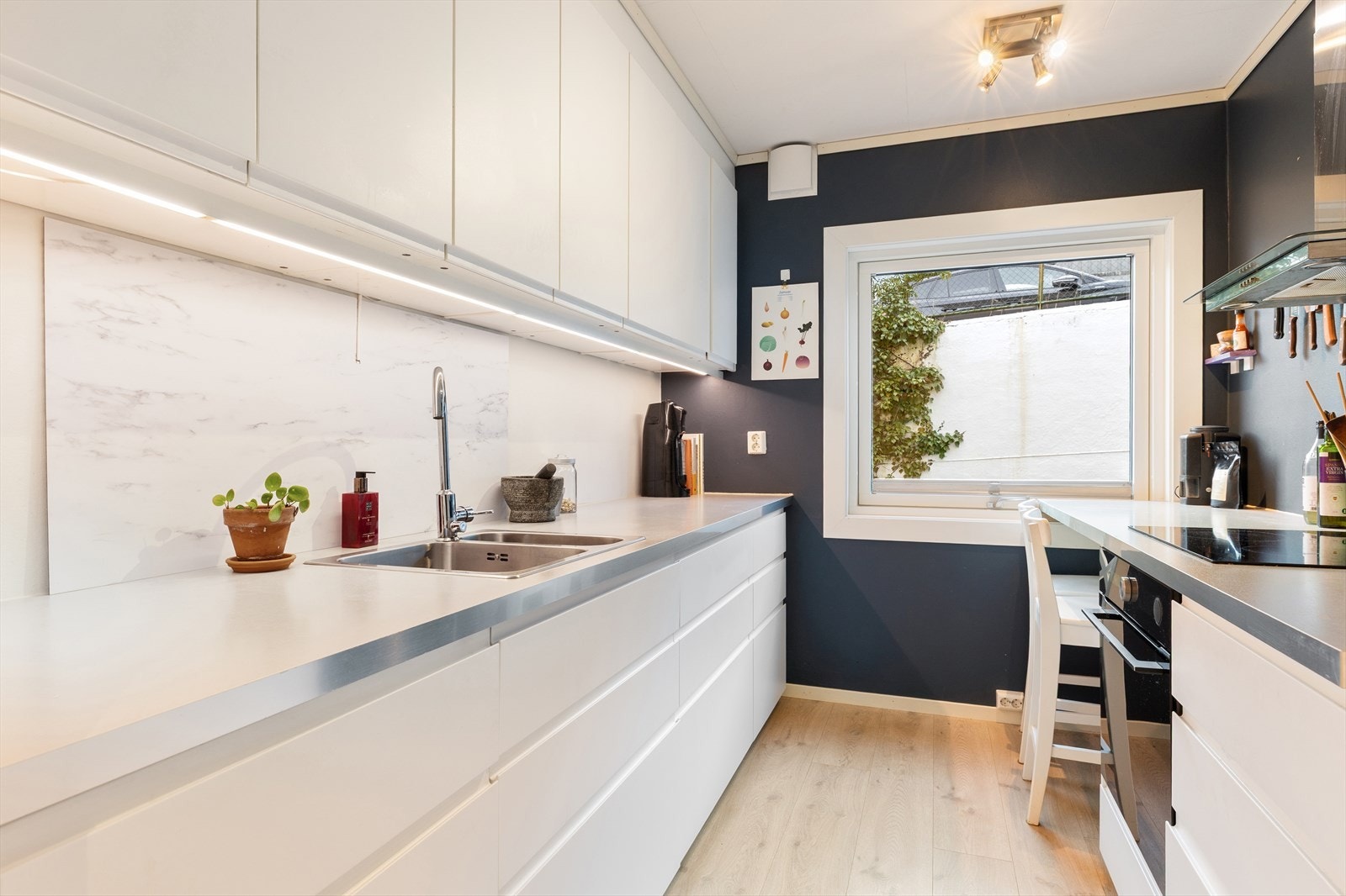 Kjøkkenet er av lyse glatte fronter med gripekant og benkeplate av laminat. Galleribilde