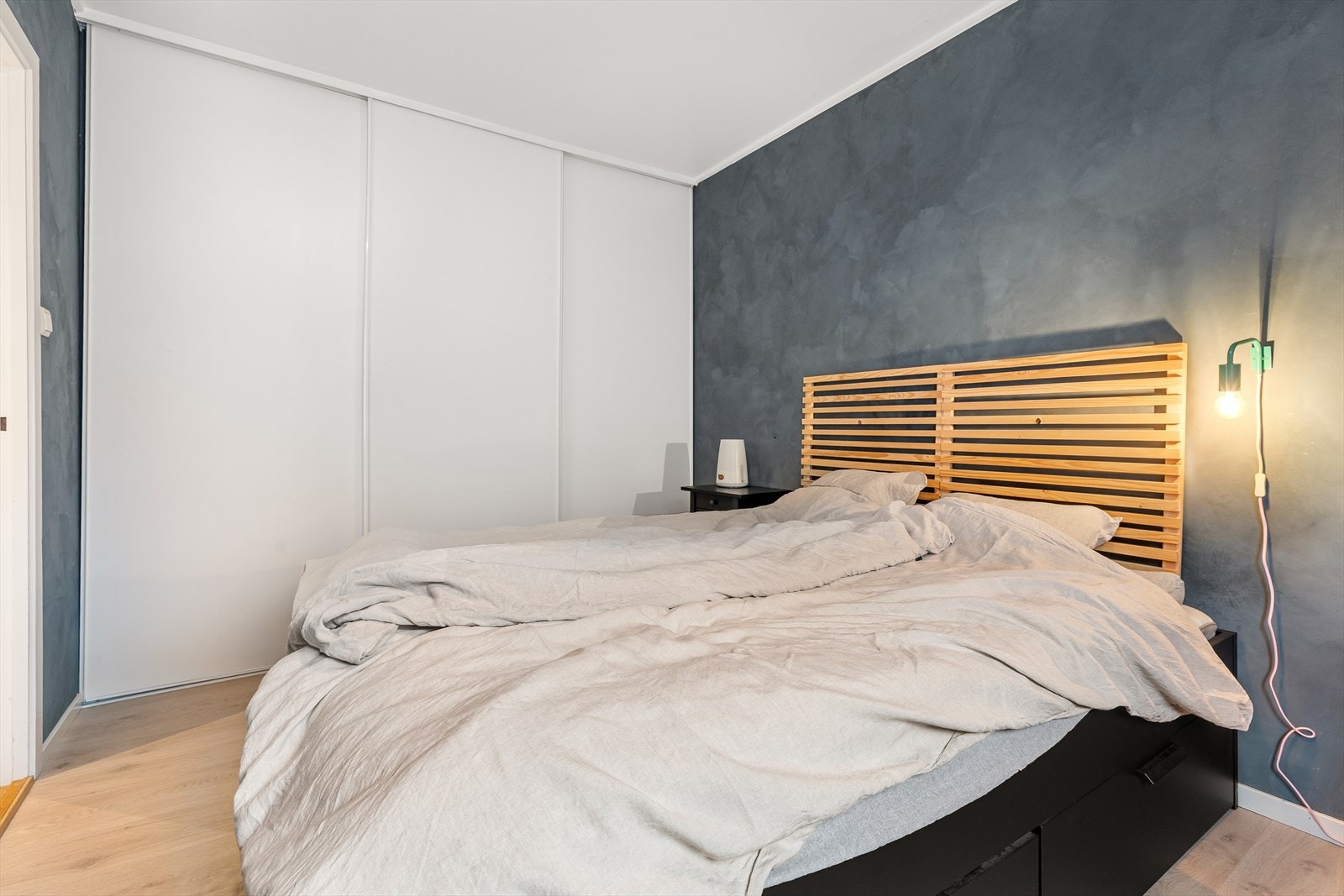 Hovedsoverommet har også innebygget garderobe. Galleribilde