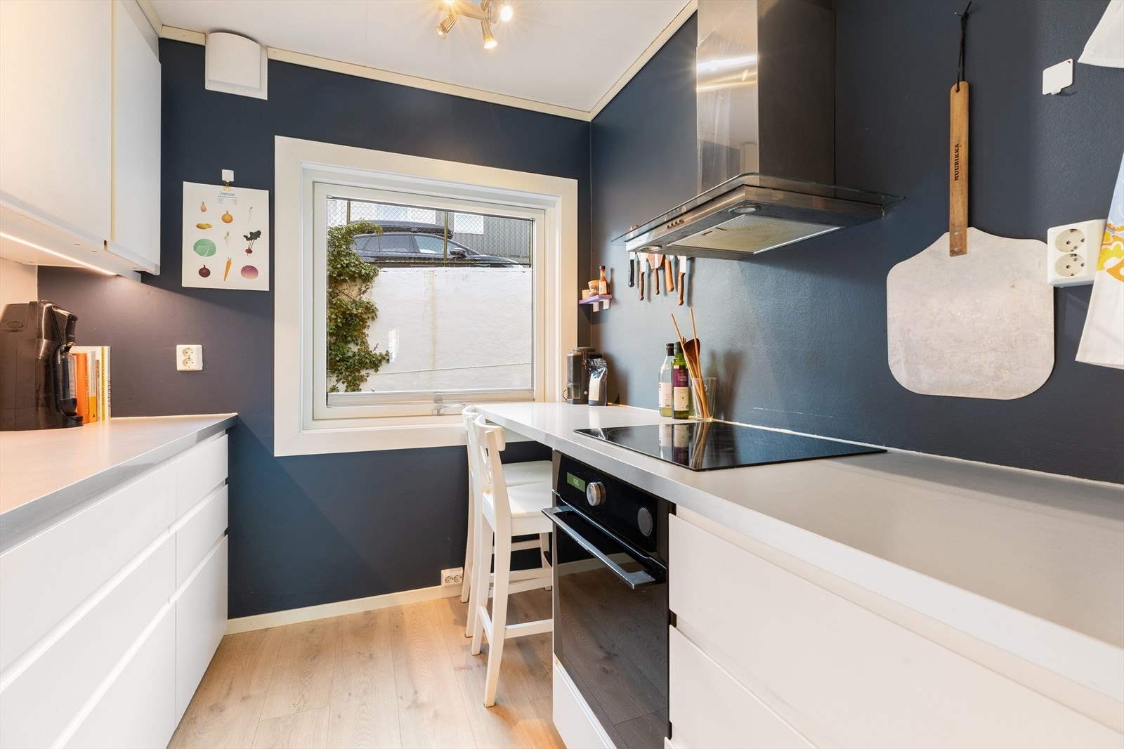 Her er også kjøl/frys, oppvaskmaskin, platetopp og stekeovn. Galleribilde