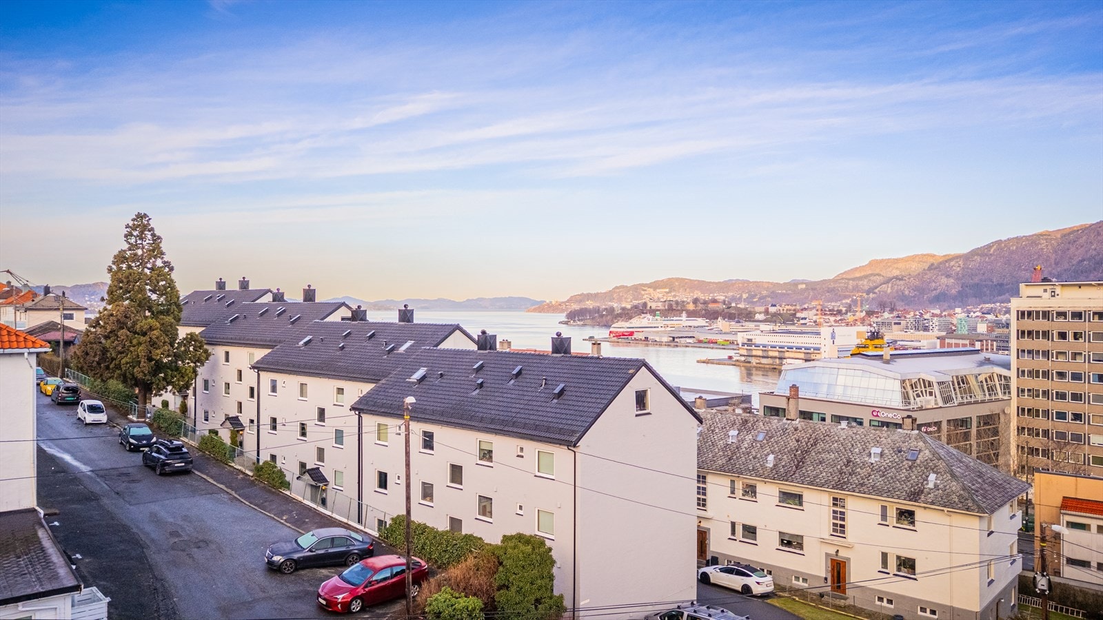 Boligen befinner seg meget sentralt til på Laksevåg, med kort vei til alt du måtte trenge for hele familien. Med sin tilbaketrukne plassering fra hovedvei, men samtidig strategisk plassering er dette på mange måter den ideelle plassering! Galleribilde
