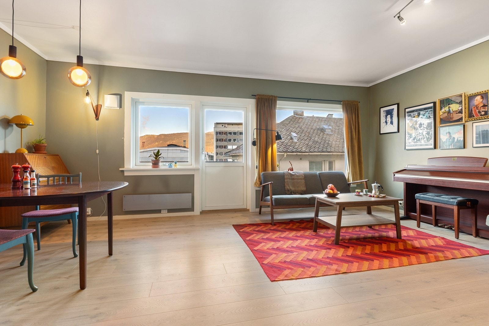 Fra entréen kommer du videre inn til boligens store stue. Galleribilde