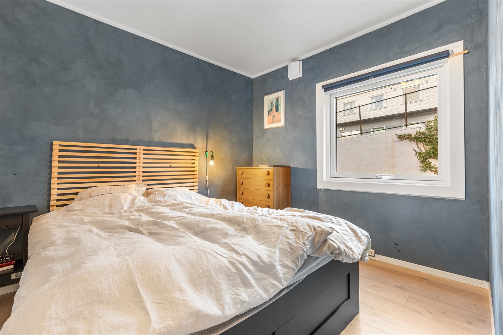 Soverommene er begge av god størrelse og har plass til både stor seng, nattbord og ønsket garderobeløsning. Galleribilde