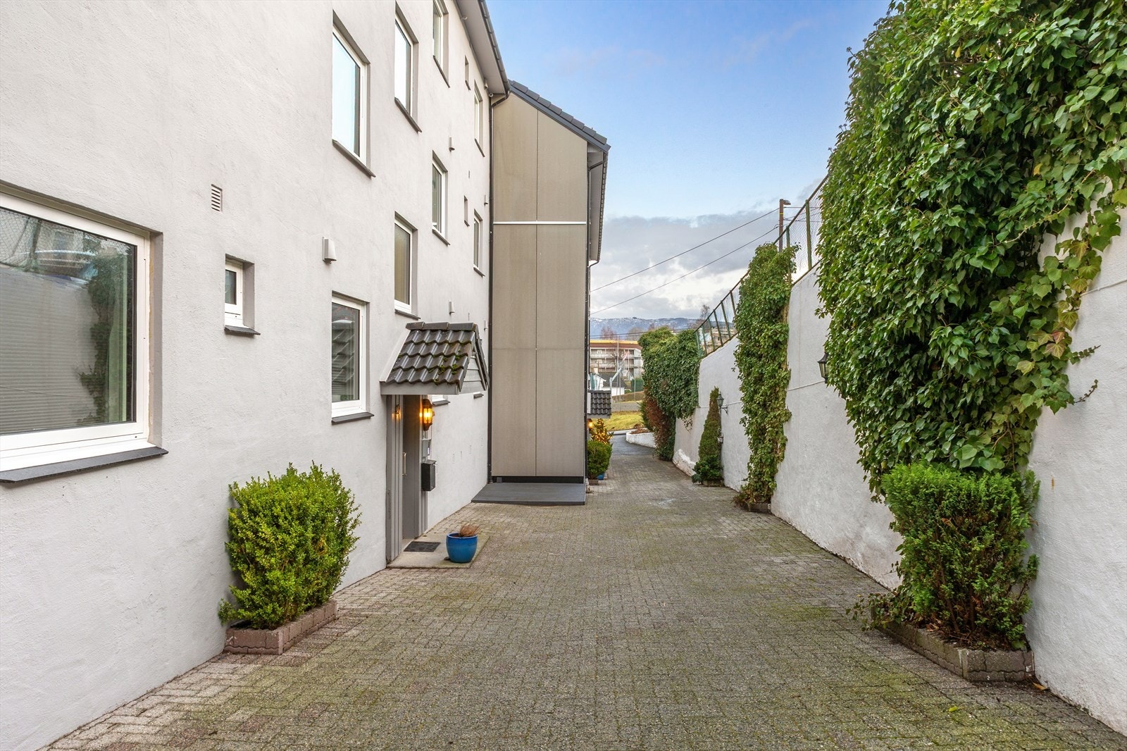 Boligen disponerer også en ekstern bod i kjelleretasjen. Galleribilde