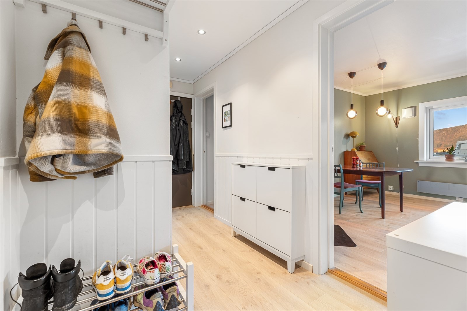 Like utenfor hovedsoverommet kommer man til boligens bad. Galleribilde