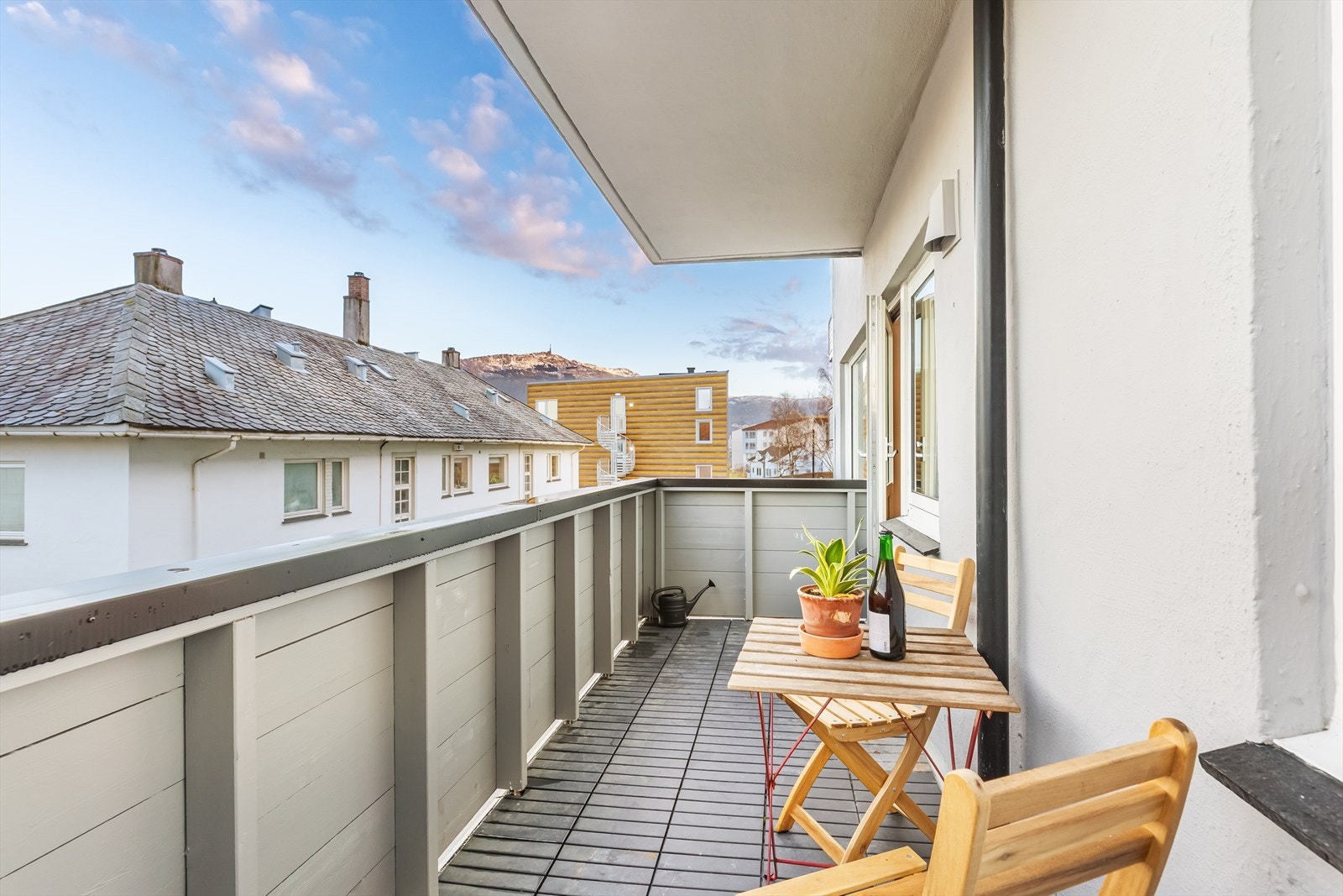 Boligen er malt i tidsriktige farger, har store flotte vinduer og en romslig balkong. Galleribilde