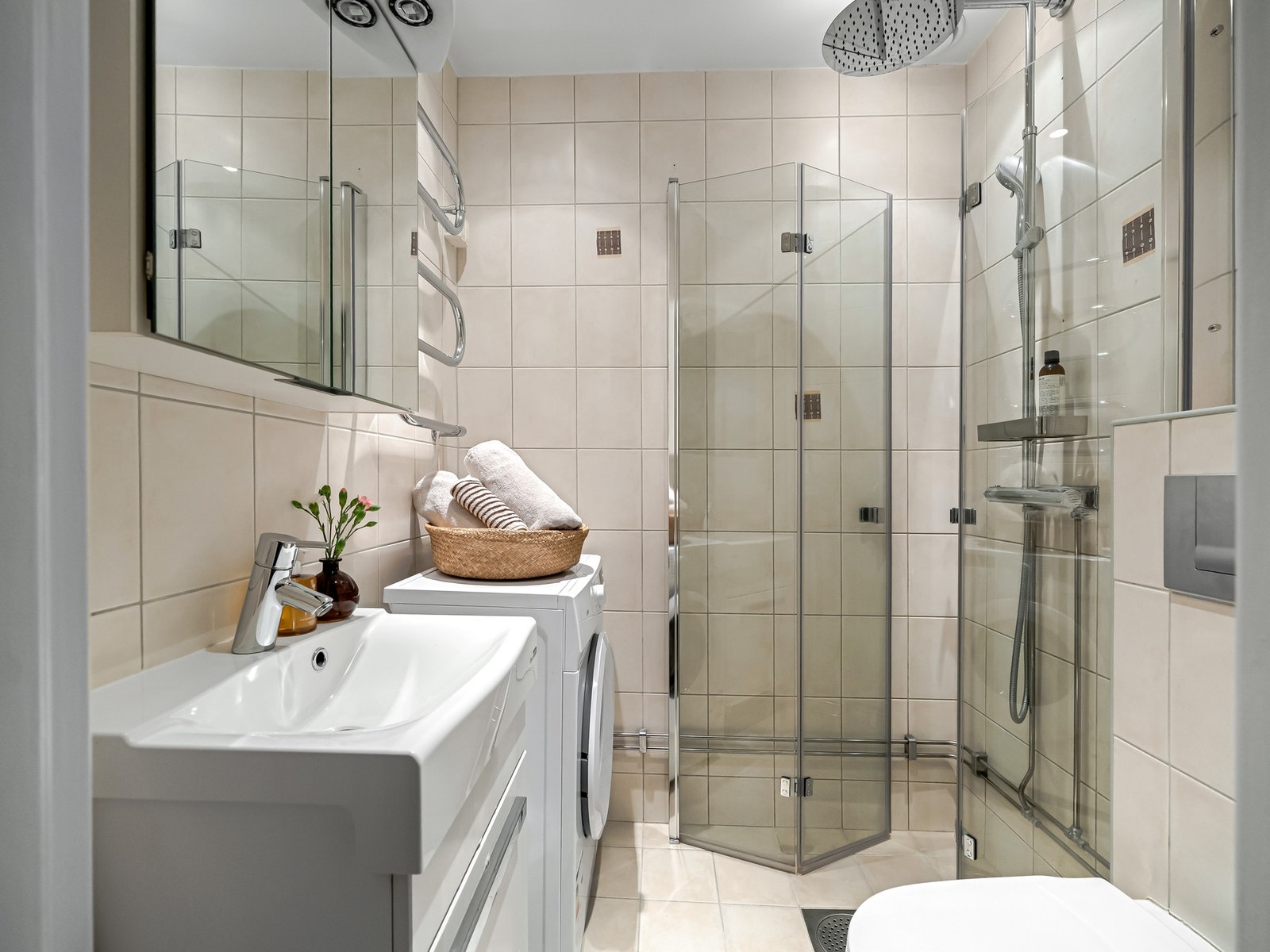 Baderommet er lyst og fint. Det ble sist pusset opp i 2007 i regi av borettslaget. Galleribilde