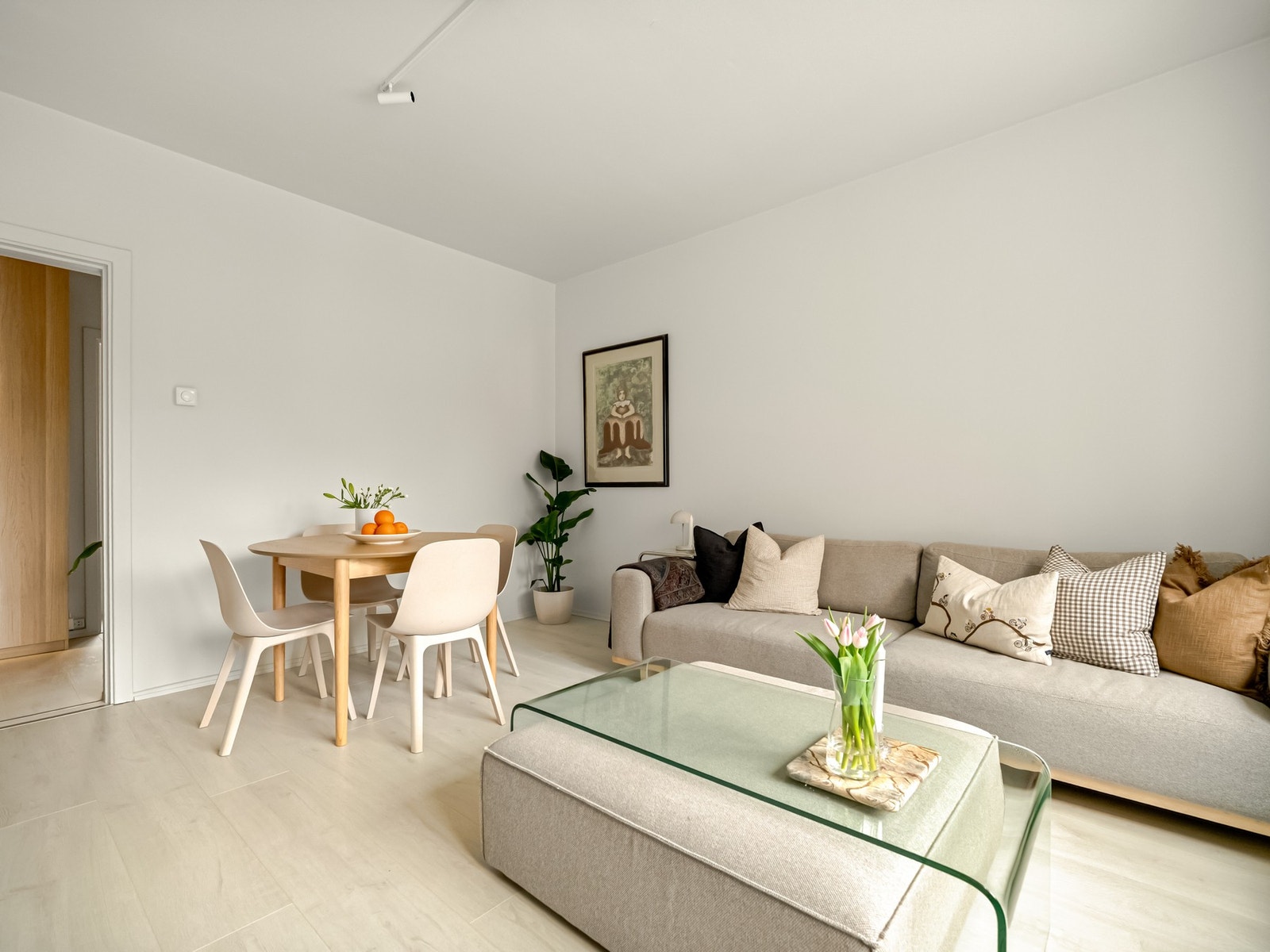 Stuen er romslig og det er fine løsninger for ulike soner. Det er god plass til større sofagruppe, salongbord, TV-benk... Galleribilde