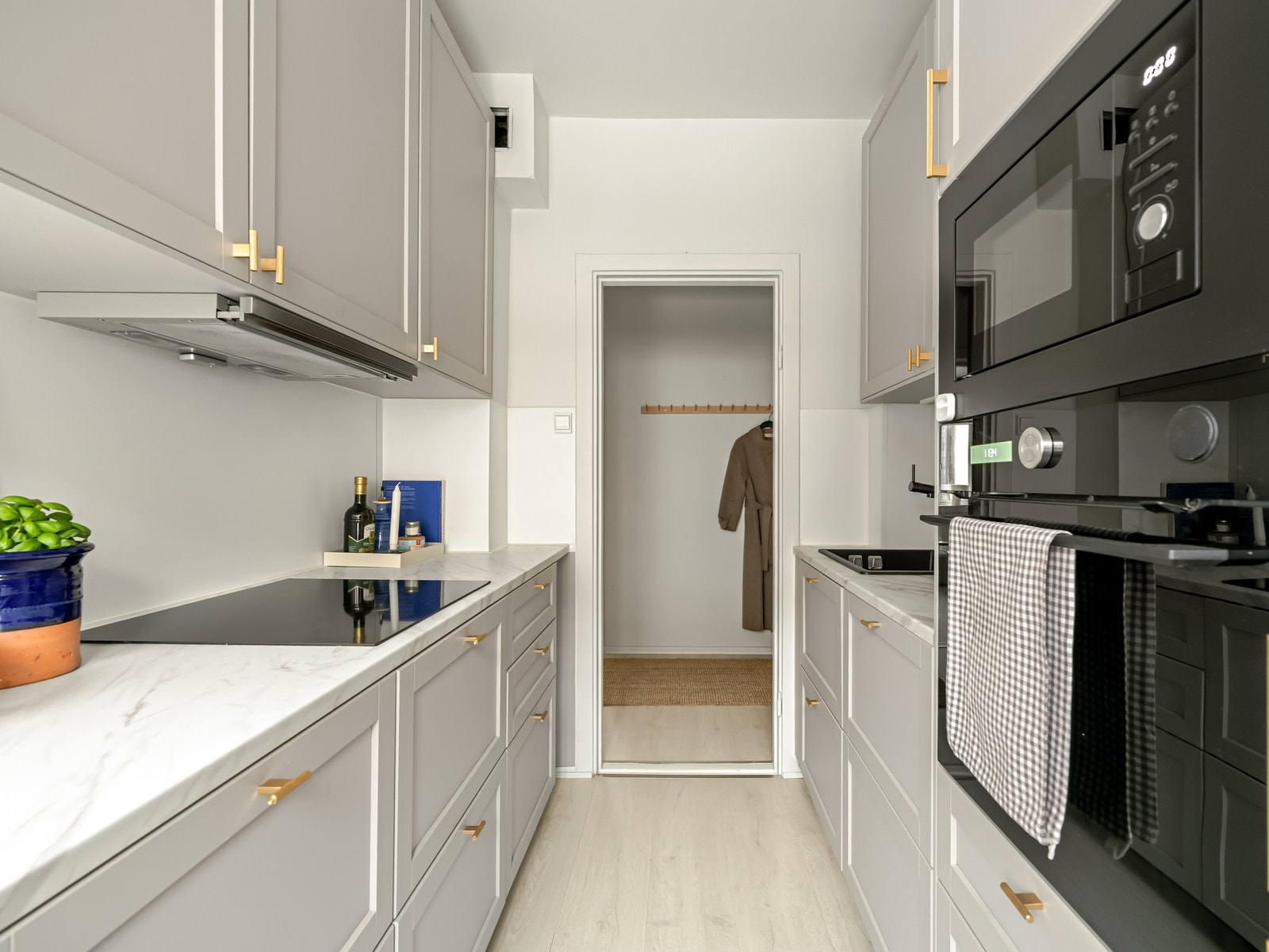 Det er massevis av oppbevaring, i både over- og underskap. Galleribilde