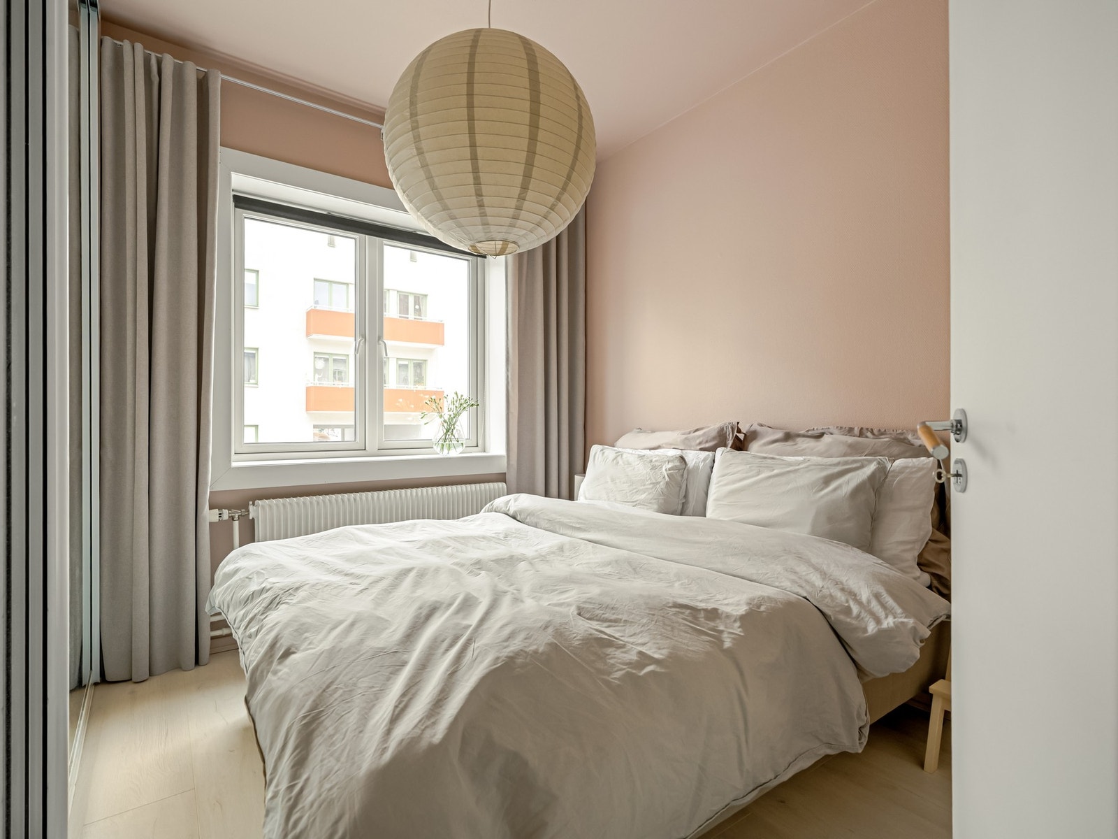 Neste stopp på veien: soverommet. Det er av god størrelse med plass til dobbeltseng og nattbord. Galleribilde