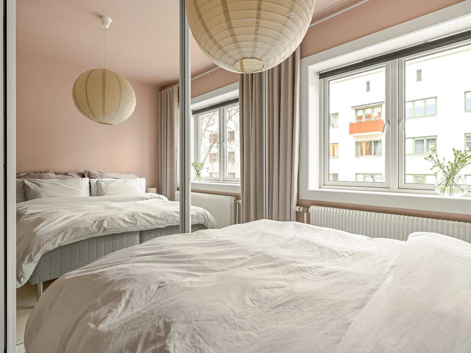 Her finner vi en stor skyvedørsgarderobe, med speilfronter. Denne medfølger også salget! Galleribilde