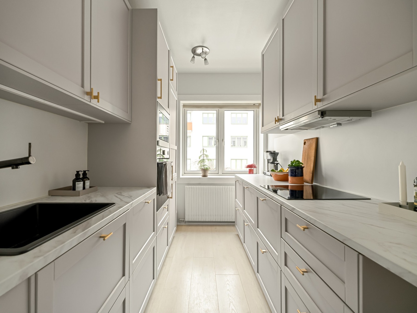 Dette er en lys og innbydende 2-roms leilighet som ligger skjermet, rolig og tilbaketrukket i grønne omgivelser. Denne leiligheten kommer du til å like! Galleribilde