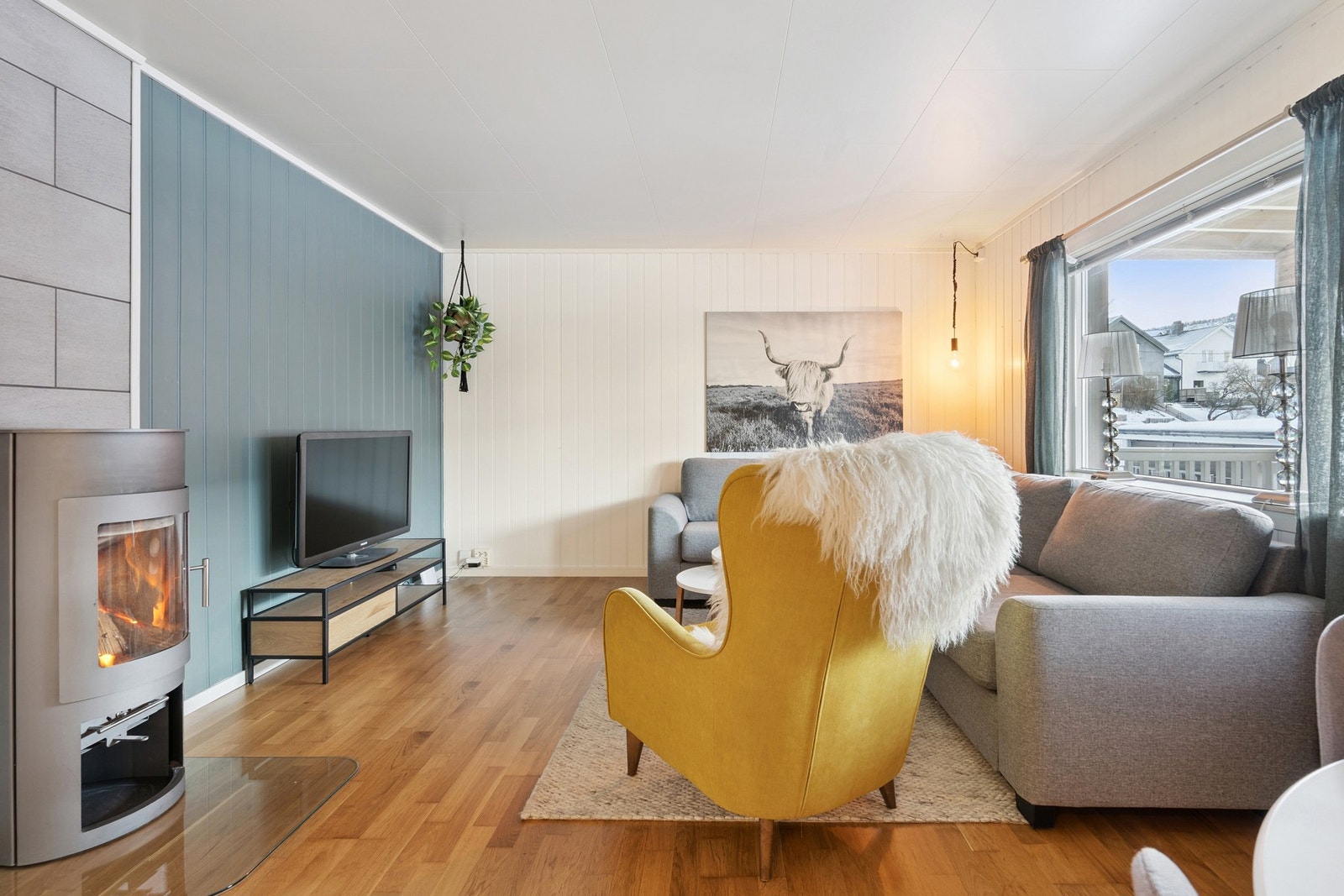 Stuen gir muligheter for en fleksibel møblering med både sittegruppe og spiseplass. Galleribilde