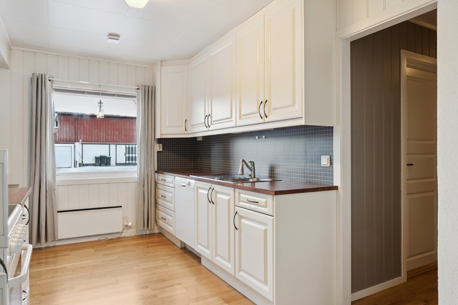 Kjøkkenet har frittstående hvitevarer. Galleribilde