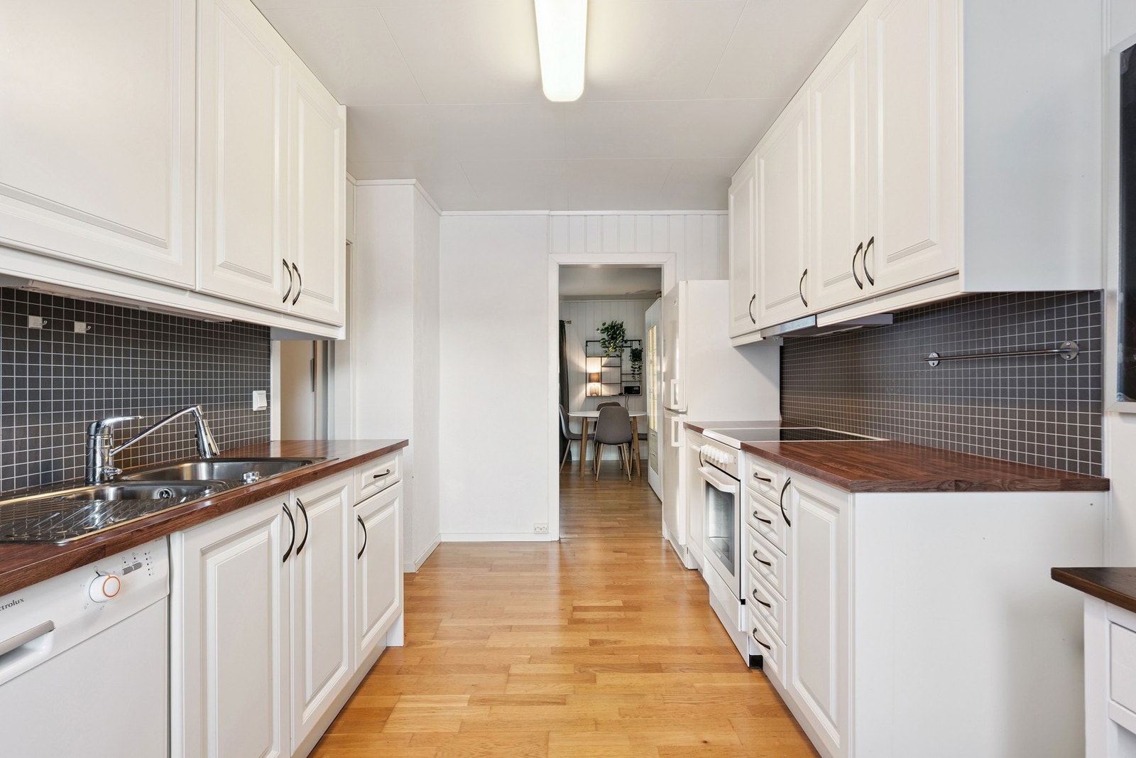 Kjøkkenet har en tidløs innredning med profilerte fronter . Galleribilde