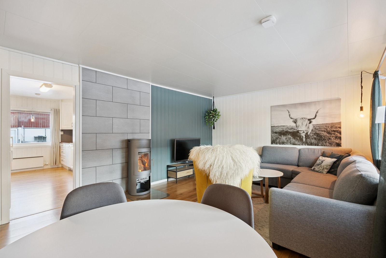 Boligen har store vindusflater som slipper inn rikelig med naturlig sollys. Galleribilde