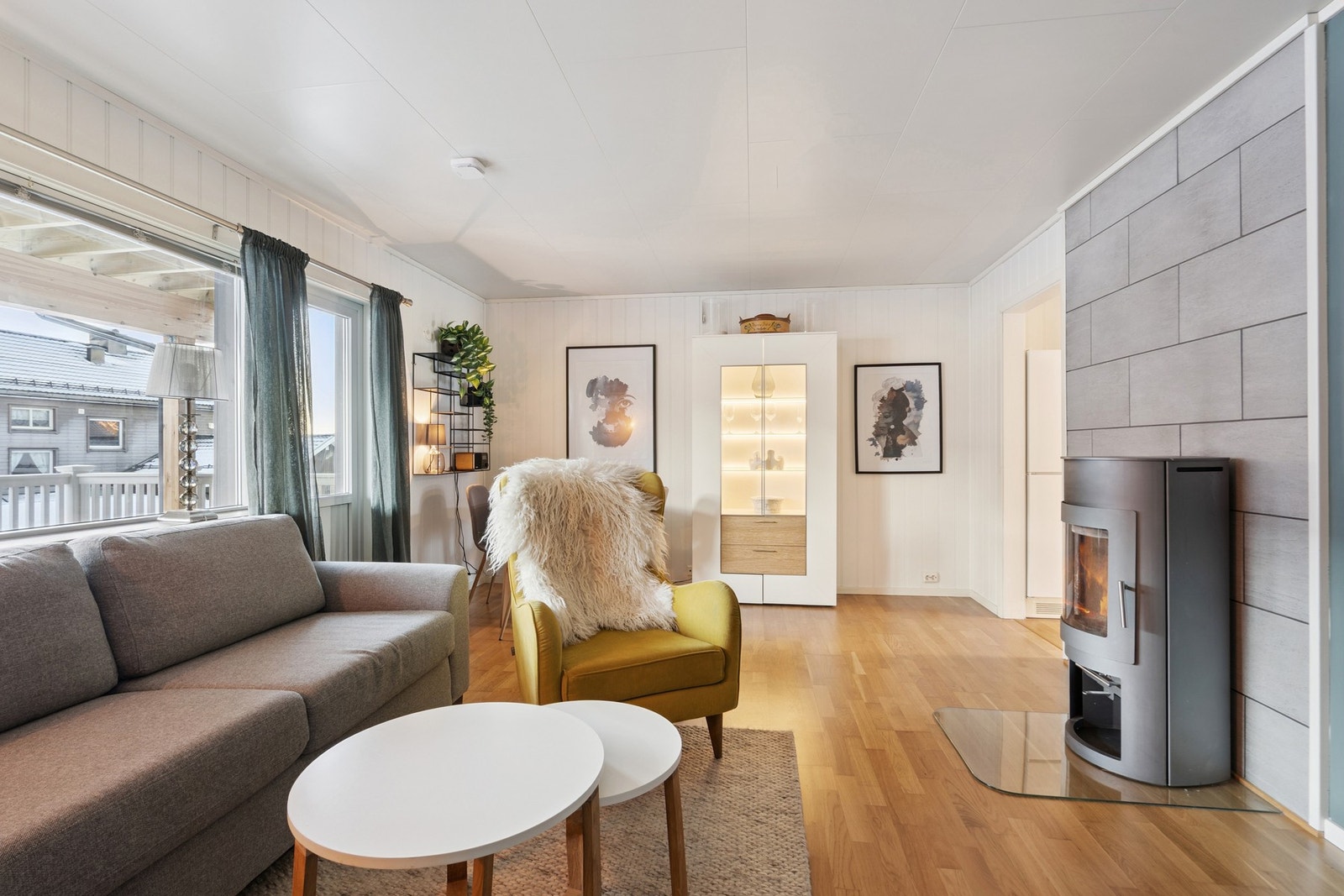 Fra stuen er det utgang til en romslig balkong. Galleribilde