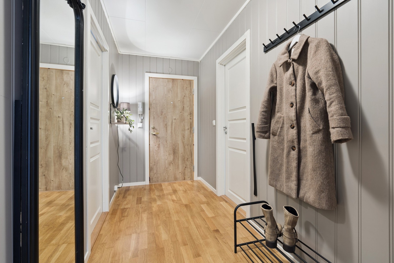 Gang med god plass til oppbevaring av yttertøy og sko. Galleribilde