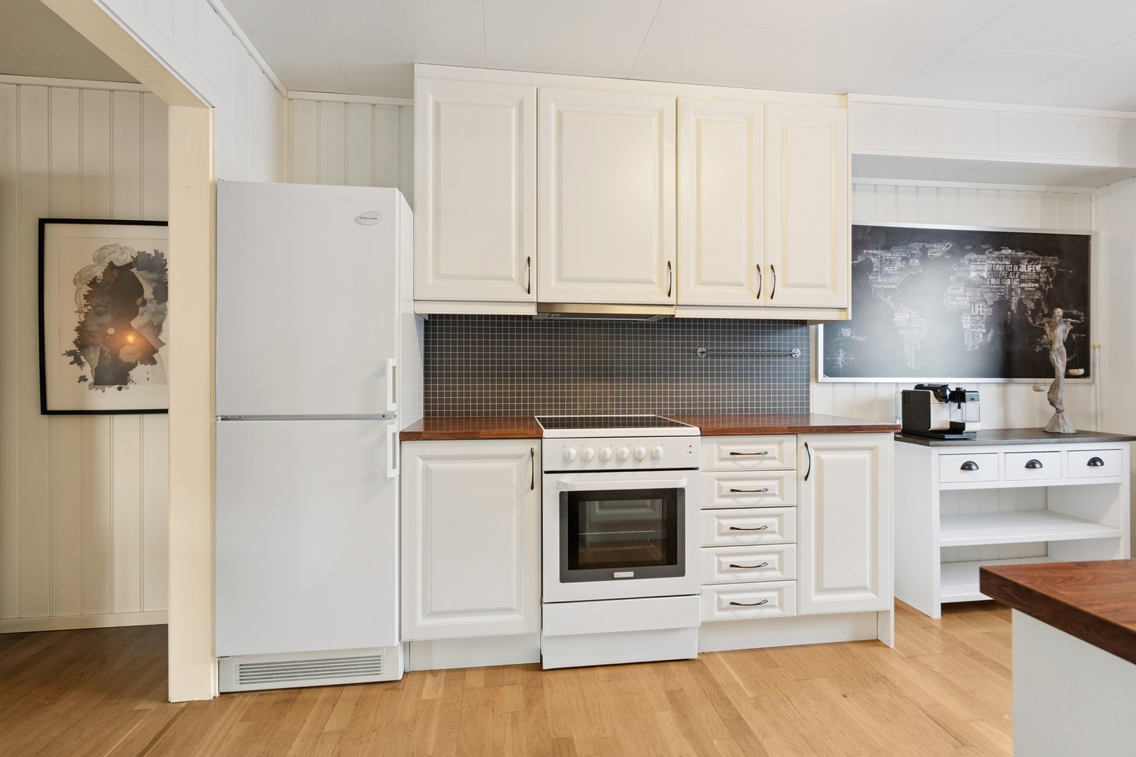 Benkeplaten i laminat er både stilren og lettstelt, og gir en praktisk arbeidsflate for matlaging. Galleribilde