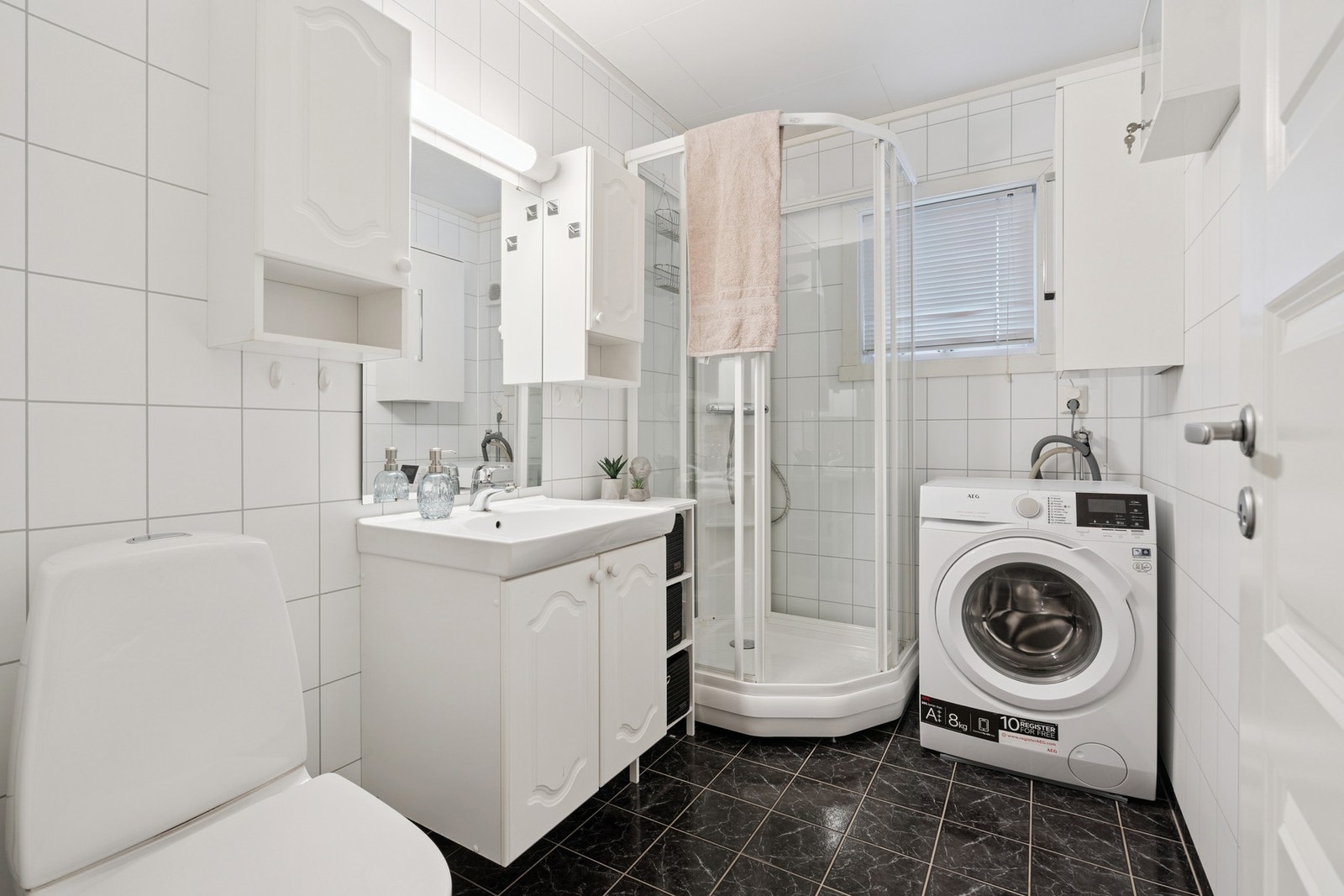 Opplegg for oppvaskmaskin og tørketrommel. Galleribilde