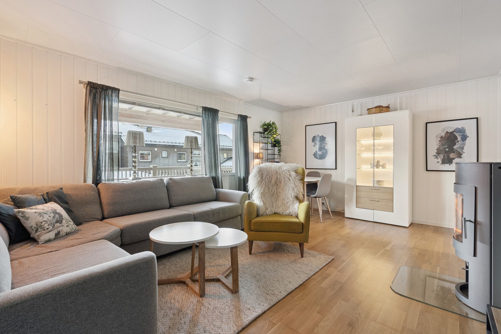 Boligen er gjennomgående lys, og har moderne og behagelige fargevalg. Galleribilde