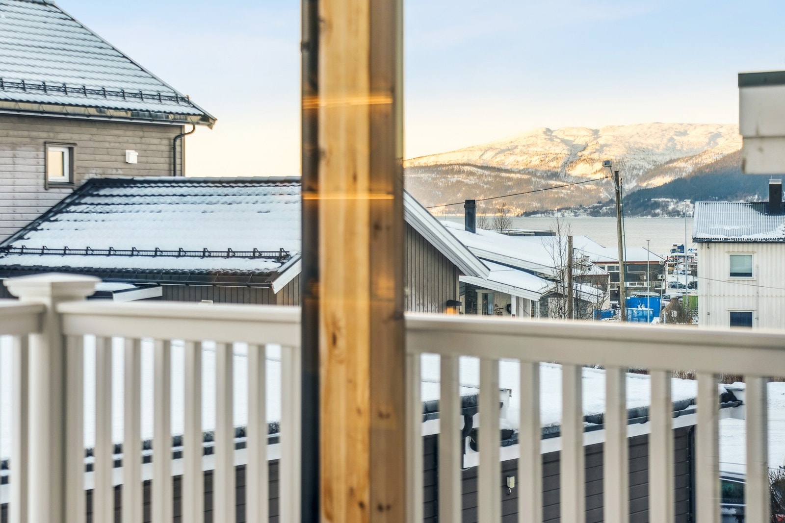 Snev av fjordutsikt utover horisonten. Galleribilde