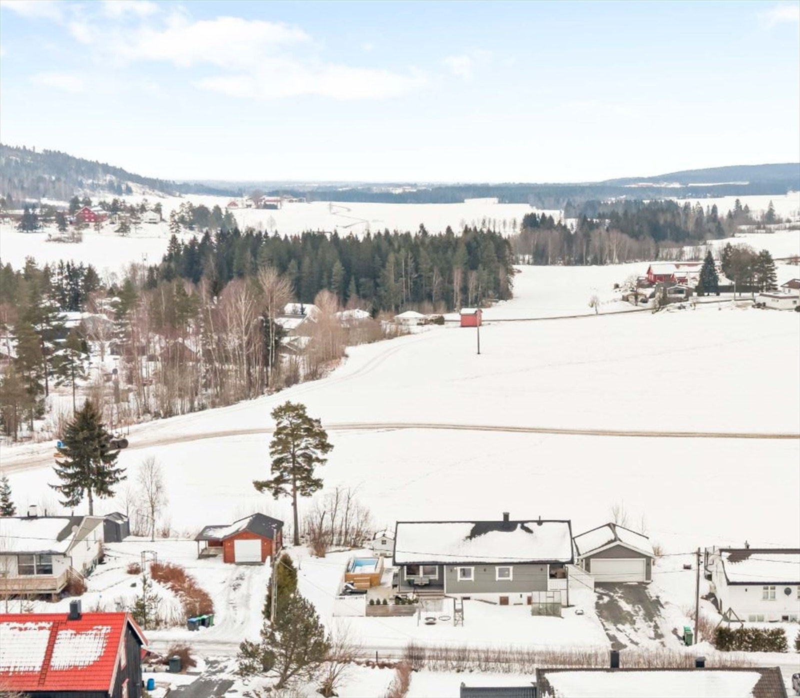 Boligen ligger landlig til med naturlige omgivelser Galleribilde