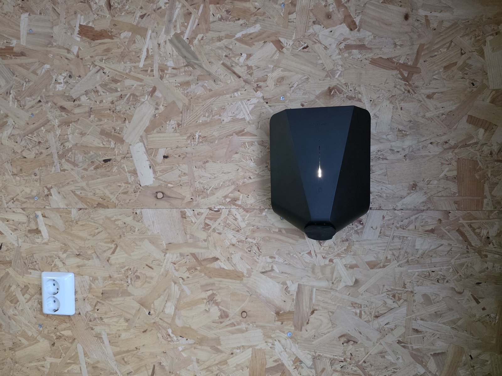 Det er etablert ladepunkt til el-bil i garasjen. Galleribilde