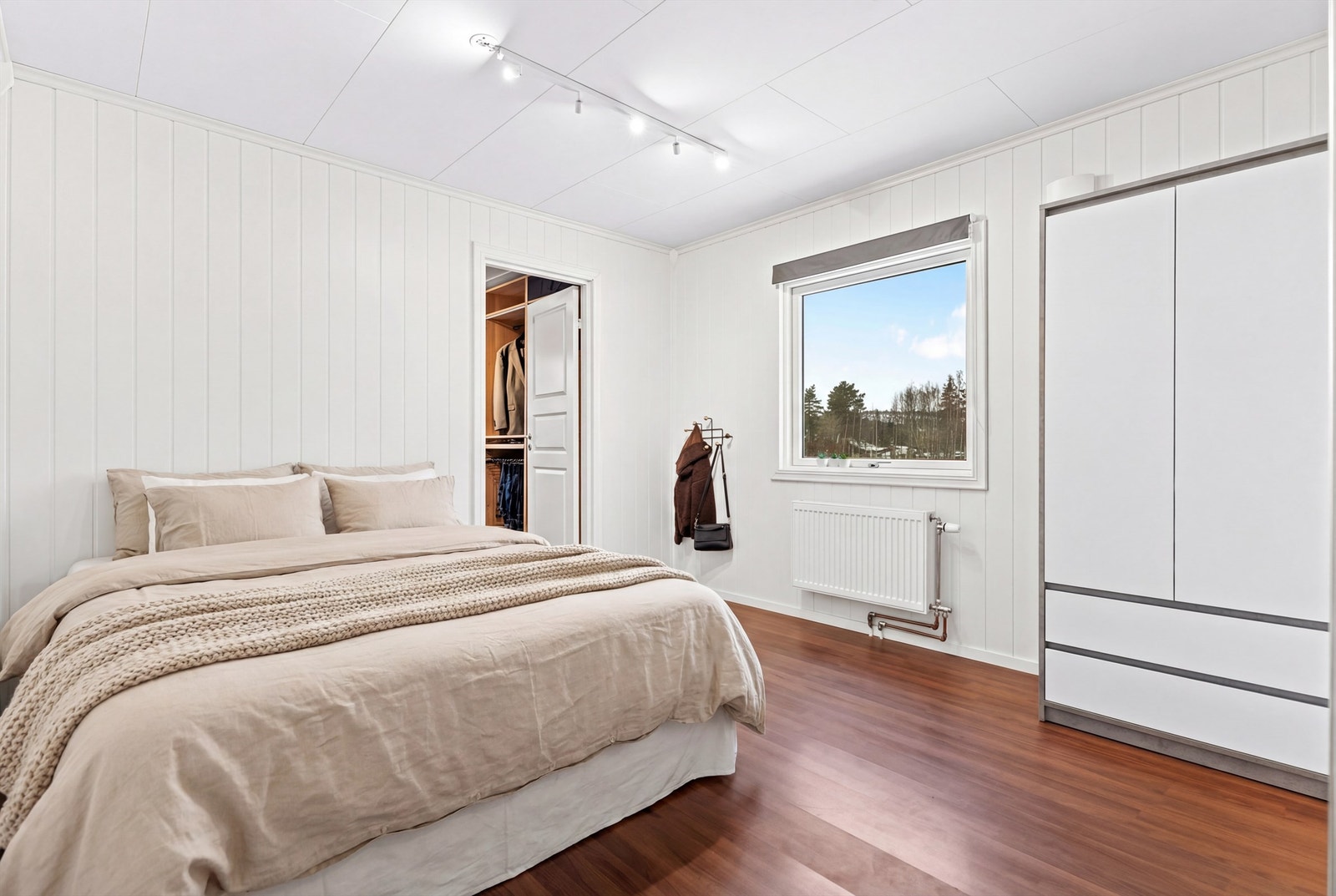 Hovedsoverommet er av god størrelse og kan skilte med eget walk-in closet. Galleribilde