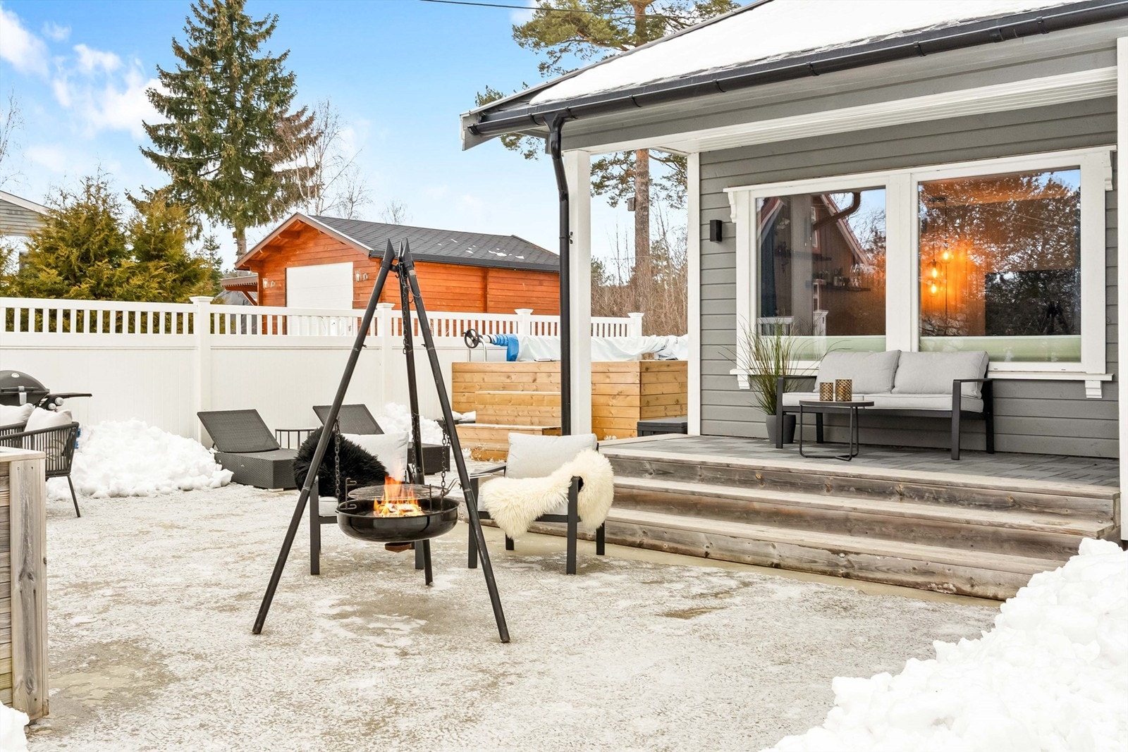Fra spisestuen har du utgang til det flotte uteområdet. Galleribilde
