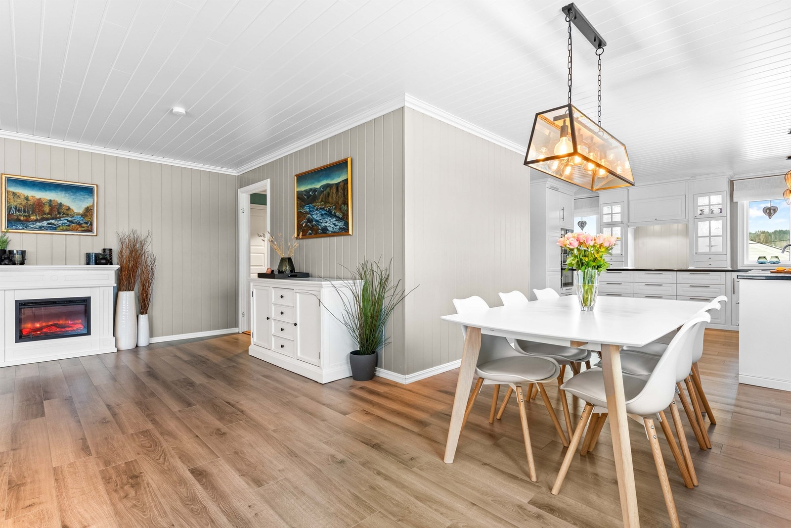 Den åpne løsningen gir en herlig romfølelse og inviterer til sosiale sammenkomster. Galleribilde