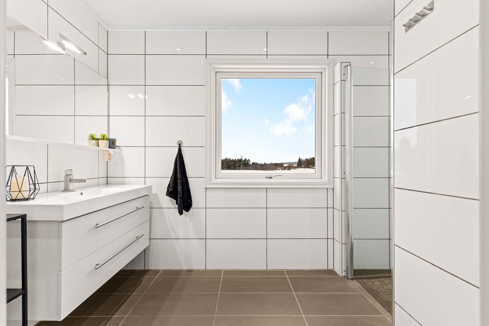 Romslig bad med elektriske varmekabler. Her er det elektriske varmekabler i gulvet. Galleribilde