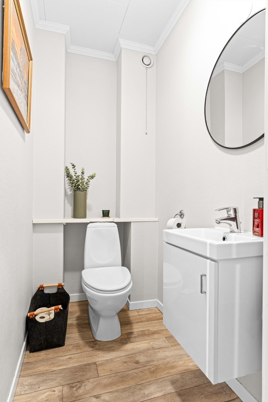 Toalettrommet i hallen er alltid fint å ha når gjester er på besøk. Galleribilde