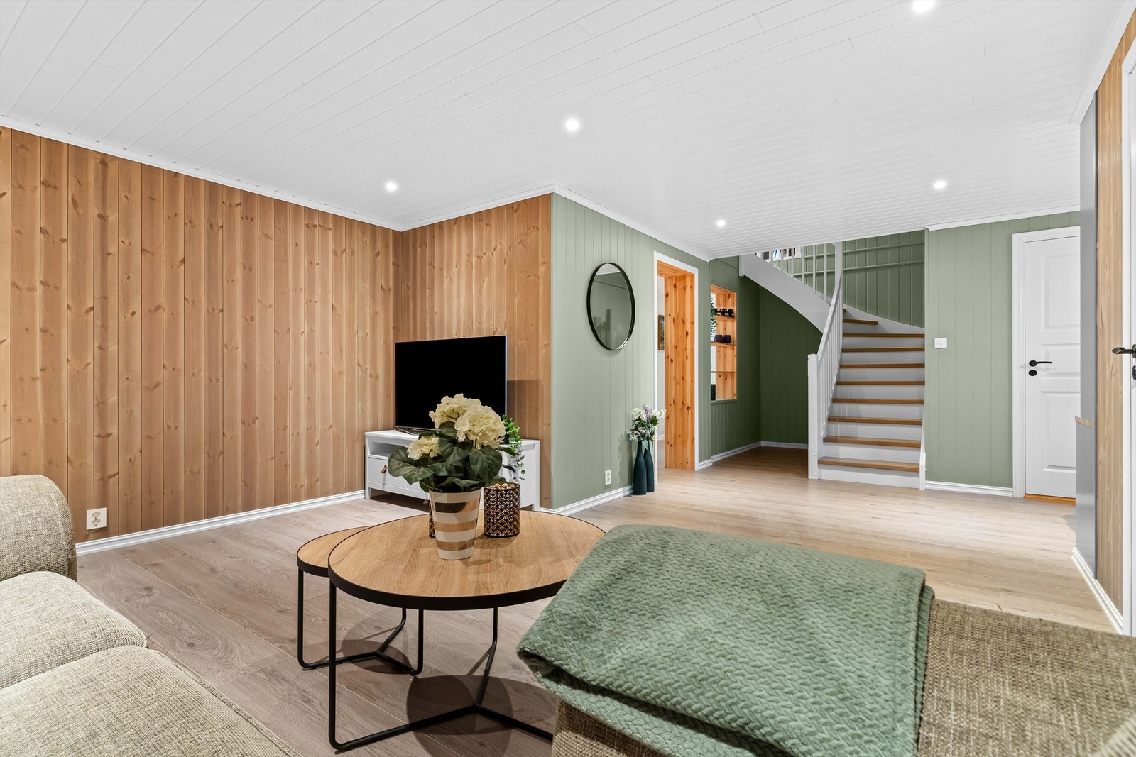 Nede i underetasjen blir du møtt av en stor kjellerstue hvor barna fritt kan leke og ha med venner. Galleribilde