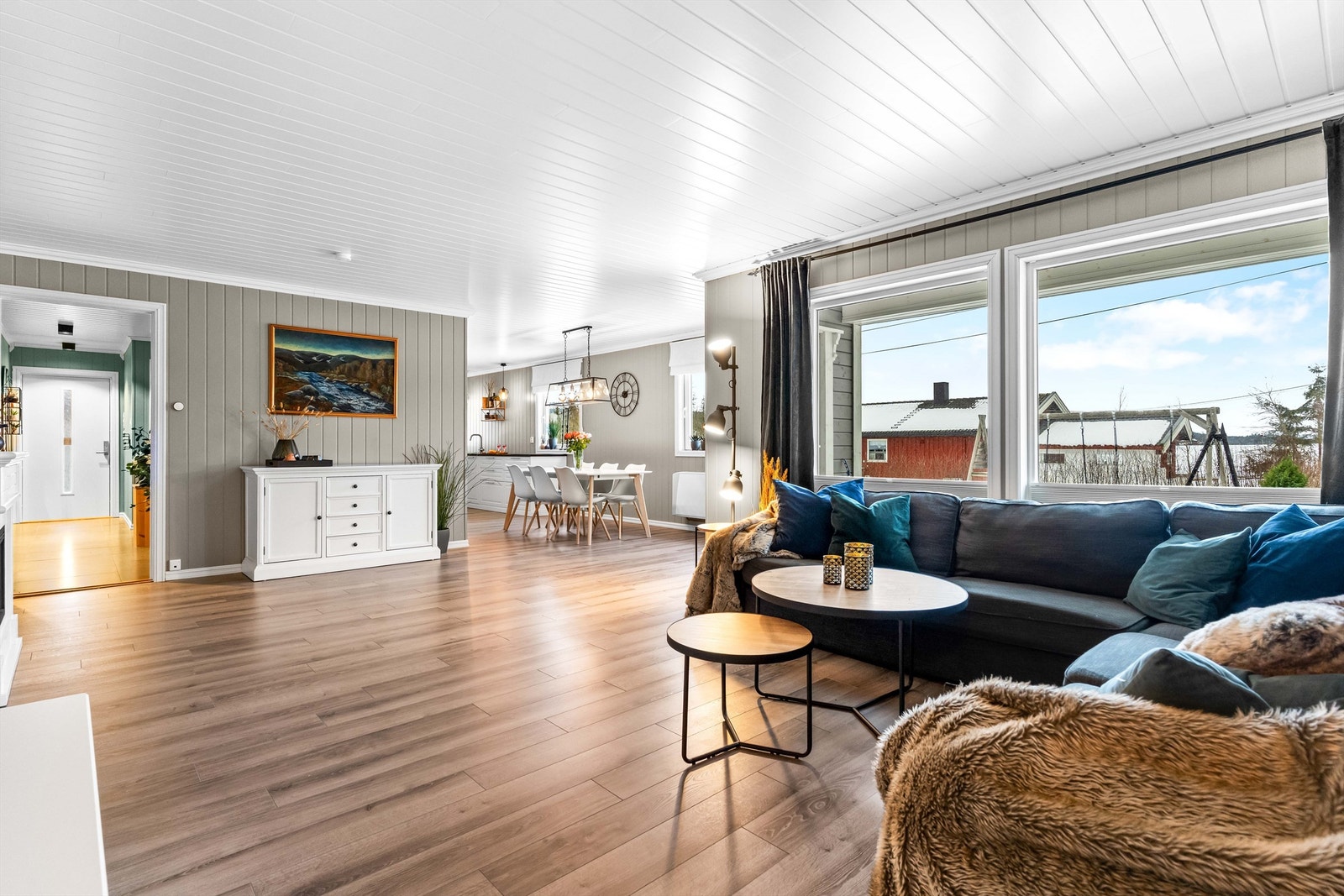 Den romslige stuen har store vindusflater som gir rikelig med naturlig lys. Galleribilde