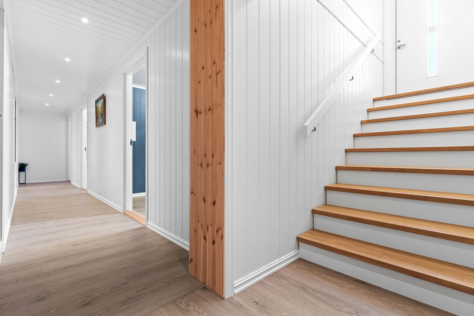 Om det skulle være interessant med utleie av underetasjen, så har underetasjen allerede egen inngang. Galleribilde