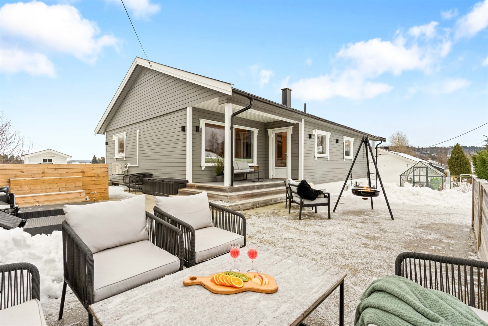 Boligen har et flott uteområde med plass til hele familien. Galleribilde