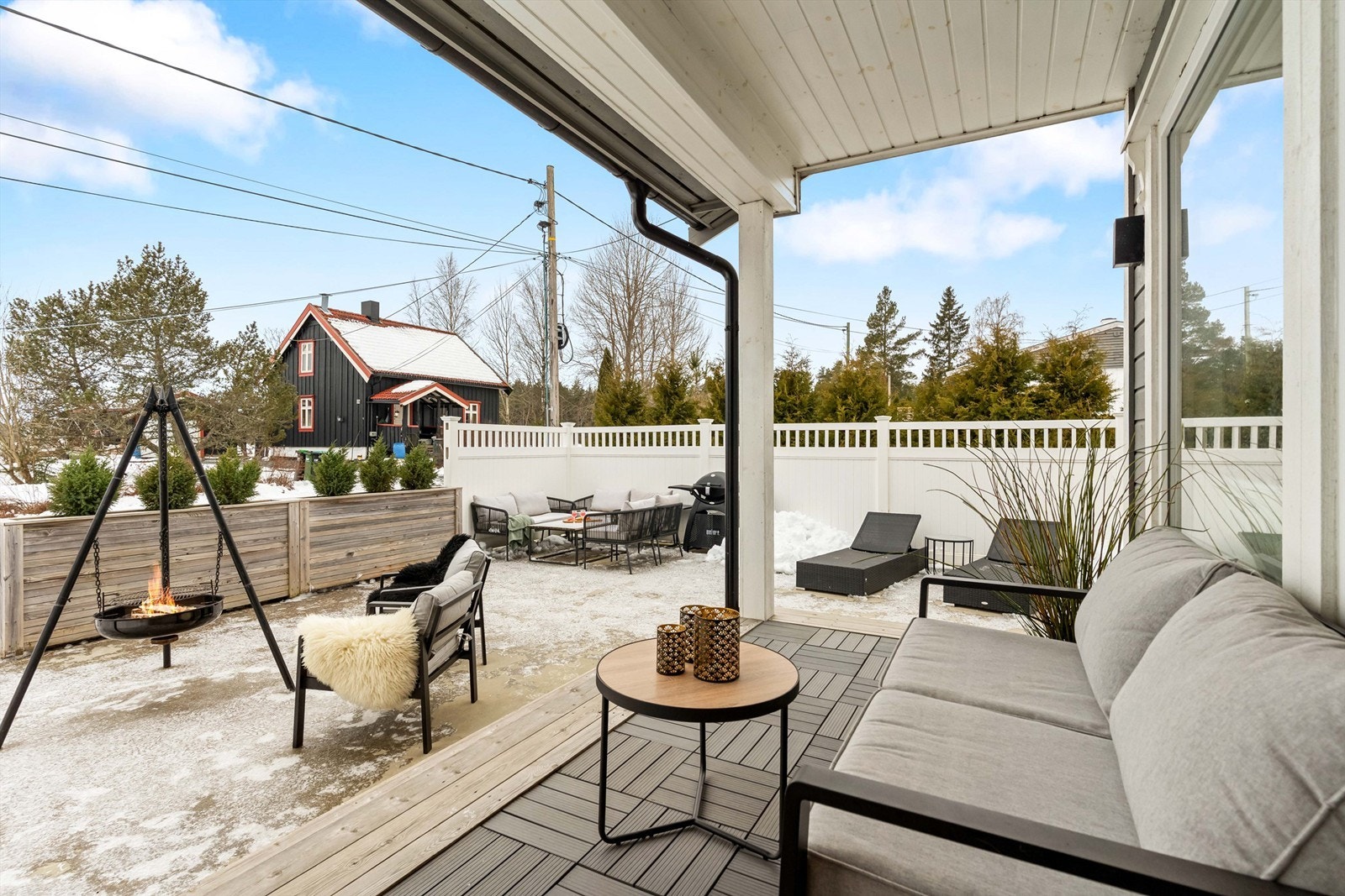 Et lite parti ute er overbygd som gjør at du kan nyte litt kjøligere dager i frisk luft. Galleribilde