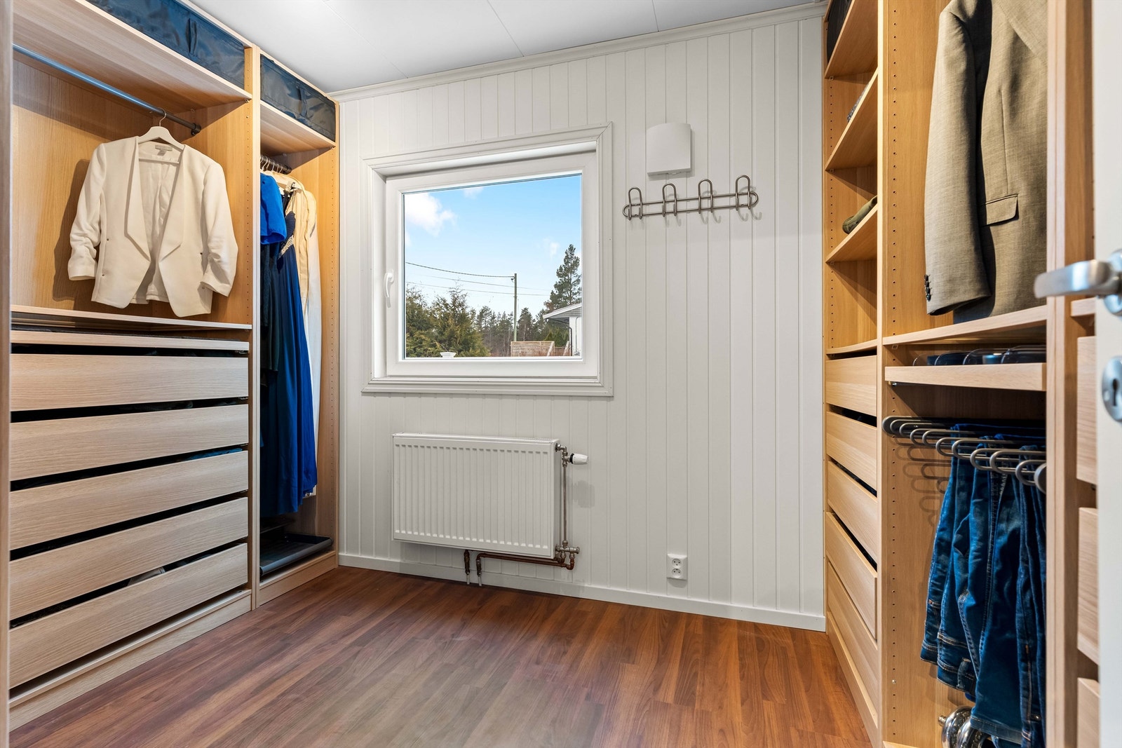Et eget walk-in closet som byr på den ekstra luksusen i travle hverdager. Galleribilde