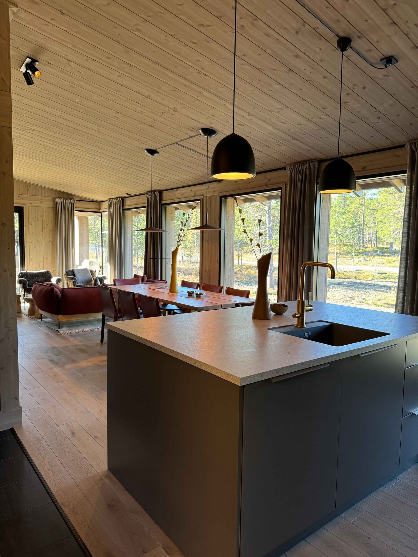 Fra kjøkkendelen mot stua. Galleribilde