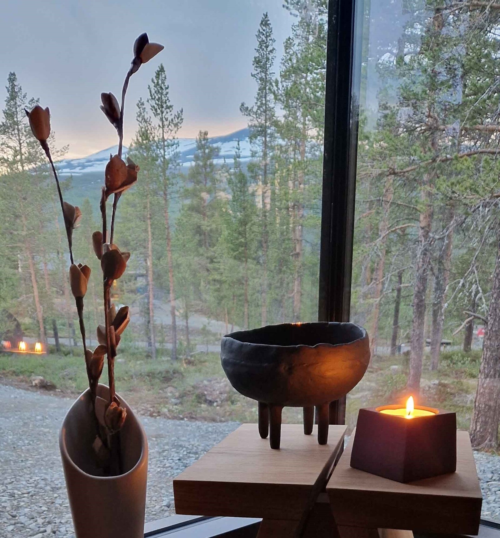 Nydelig utsikt fra stue mot Nautgardstind i vest Galleribilde