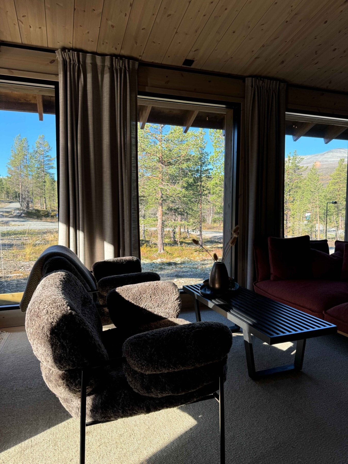 De store vinduene byr på nærhet og utsikt til naturen Galleribilde