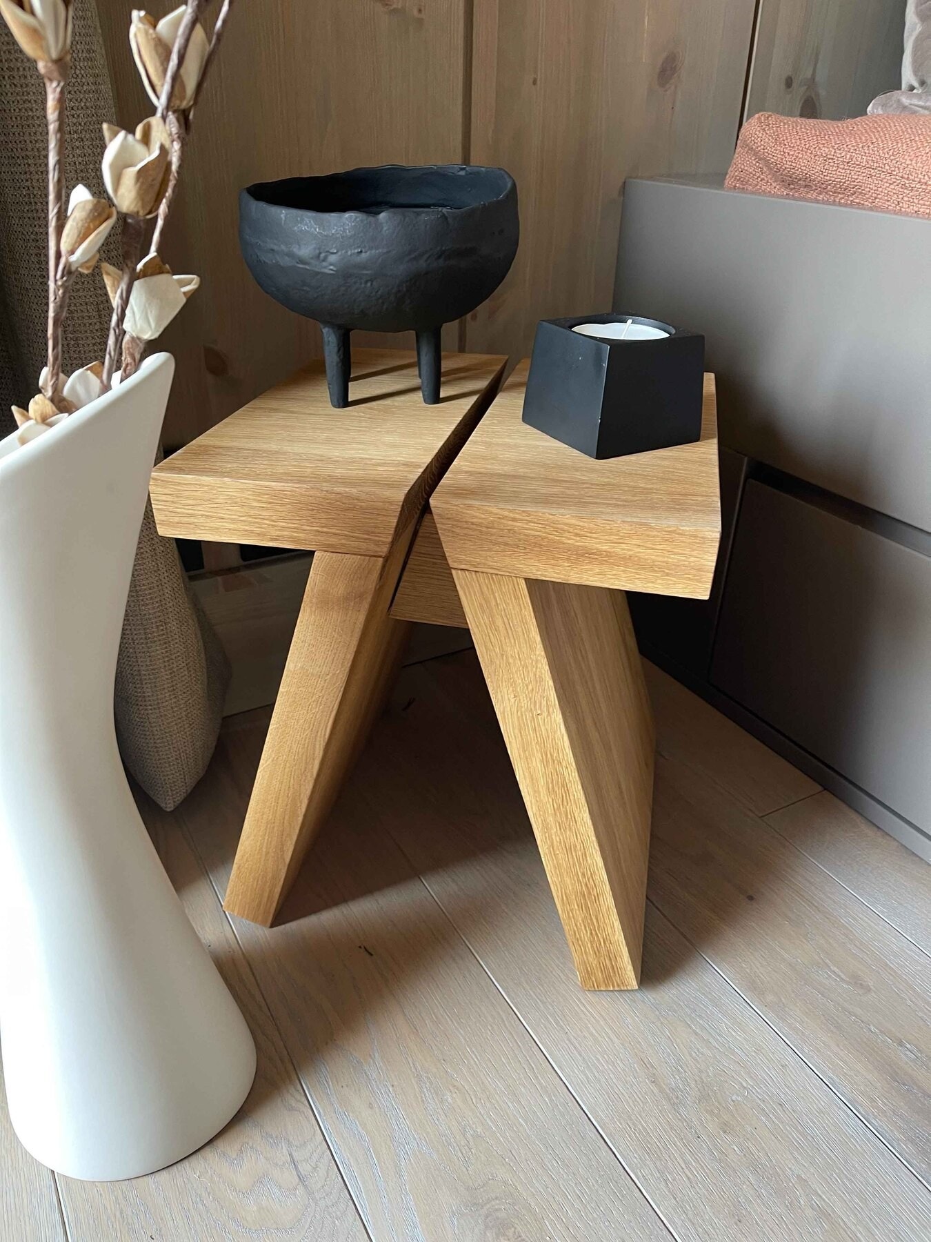 Lekkert heltre eikegulv i fargen Hav børstet. Løse pyntegjenstander medfølger ikke. Galleribilde